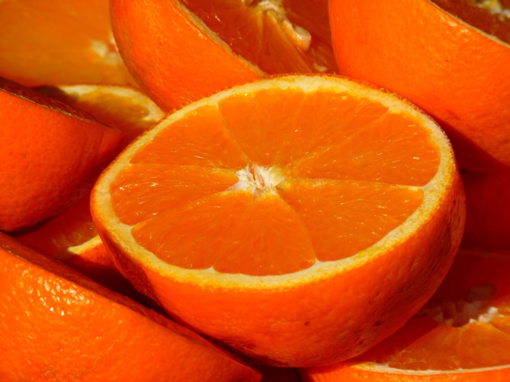  Le arance sono utili per il sistema immunitario e sono antiossidanti contro i radicali liberi. 